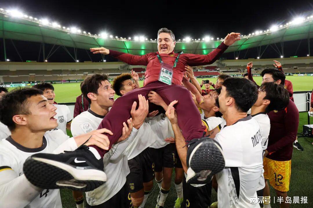 开云集团-U23国足更衣室狂欢庆祝，主帅安东尼奥：先享受今天再考虑日本
