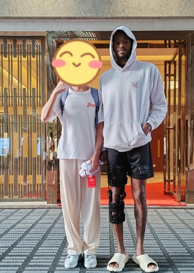 开云小组-因伤赛季报销！球迷晒与萨姆纳的合照 后者的膝盖上还绑着护具