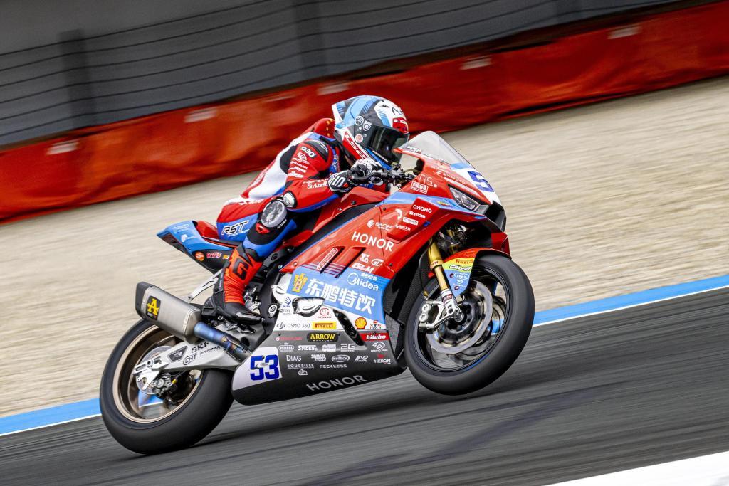 开云集团-WSBK匈牙利站首回合正赛，张雪机车车手再夺冠！